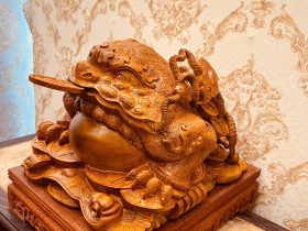 Tượng Cóc Ngậm Tiền bằng gỗ, linh vật mang tài lộc và may mắn