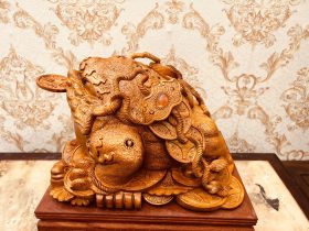 Thiềm Thừ Ngậm Tiền Gỗ Hương Gia Lai Nguyên Khối ( Anh Nghĩa - nghệ An ) 9 Trong phong thủy, đây là một trong những vật phẩm phong thủy giúp thu hút may mắn, tài lộc mạnh mẽ. Vì vậy, việc trưng bày tượng gỗ Cóc Ngậm Tiền thường được xuất hiện nhiều trong gia đình hoặc các cơ sở kinh doanh của người Việt.