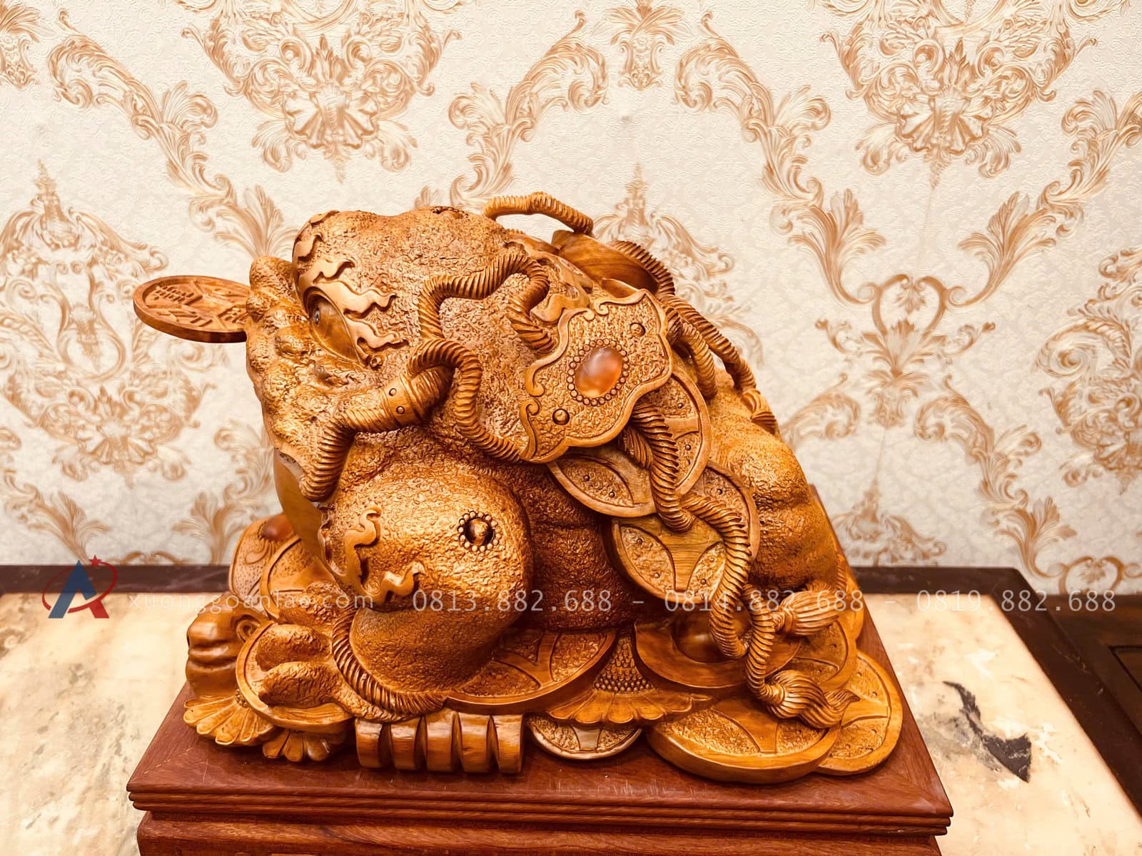 Thiềm Thừ Ngậm Tiền Gỗ Hương Gia Lai Nguyên Khối ( Anh Nghĩa - nghệ An ) 11  Trong phong thủy, đây là một trong những vật phẩm phong thủy giúp thu hút may mắn, tài lộc mạnh mẽ. Vì vậy, việc trưng bày tượng gỗ Cóc Ngậm Tiền thường được xuất hiện nhiều trong gia đình hoặc các cơ sở kinh doanh của người Việt.