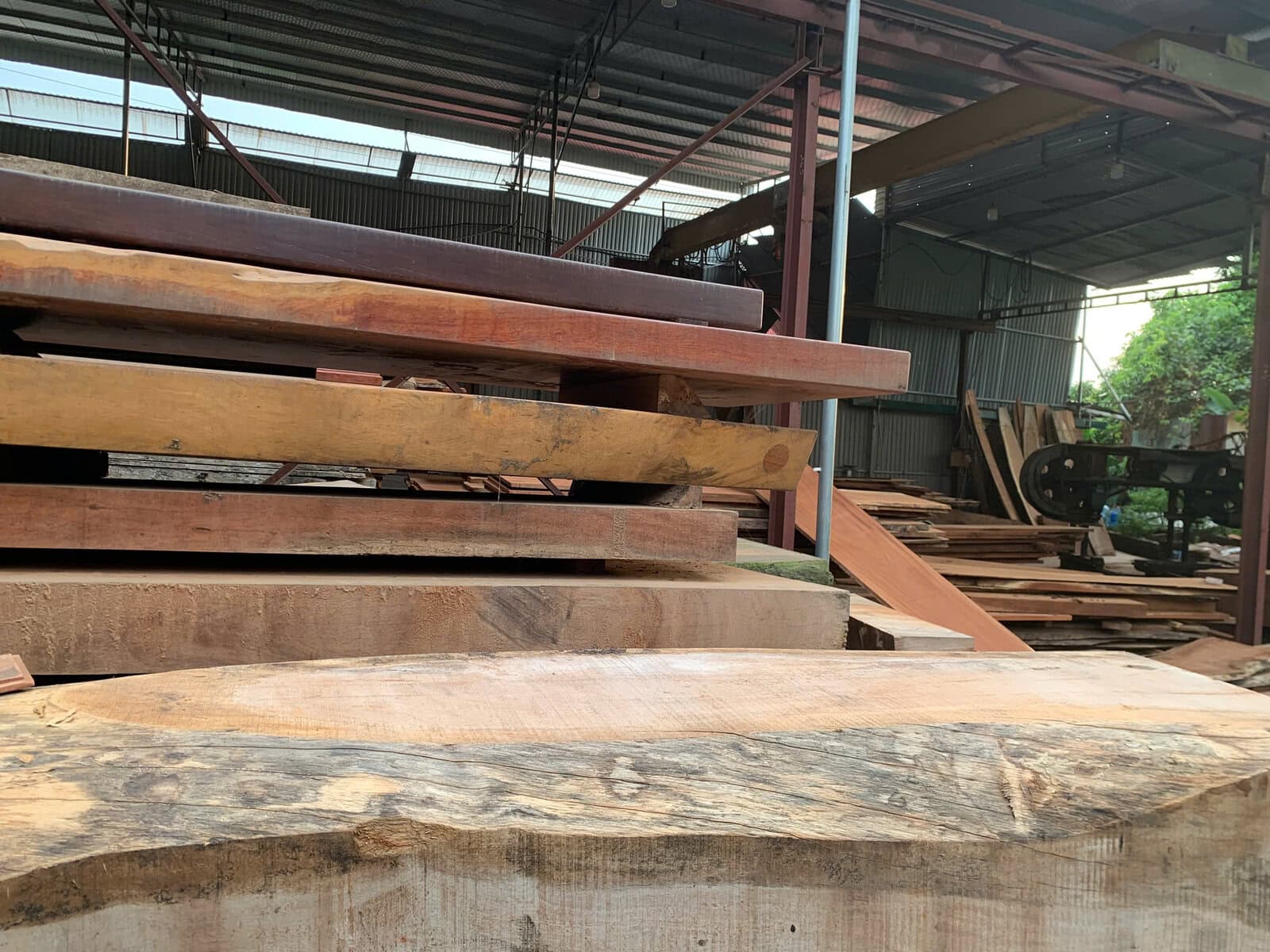 Quy Trình Sản Xuất Sofa Nguyên Khối Tại Xưởng Gỗ An Lạc 3 gỗ sau khi xẻ sẽ được kê để khô tự nhiên